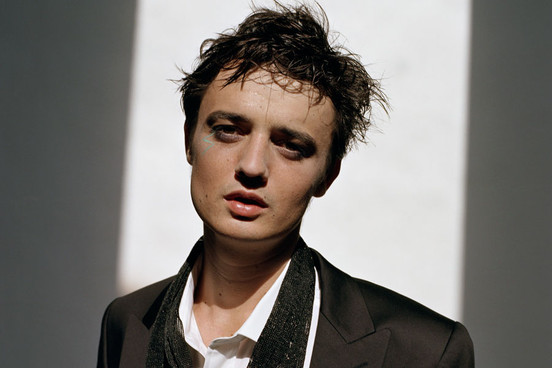Asculta „Flags of the Old Regime”, melodia compusa de Pete Doherty pentru Amy Winehouse